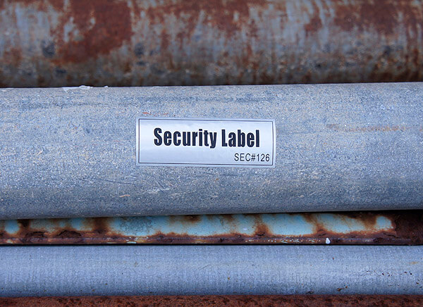 剥がせない屋外用シールラベルはグレーチングの盗難防止や屋外の建築資材の管理ができます。耐候性・耐水性に優れ文字が消えないセキュリティラベルです。 屋外用のラベルは剥がれないシールで、耐候性・耐水性・耐久性に優れる盗難防止管理シールラベルです。